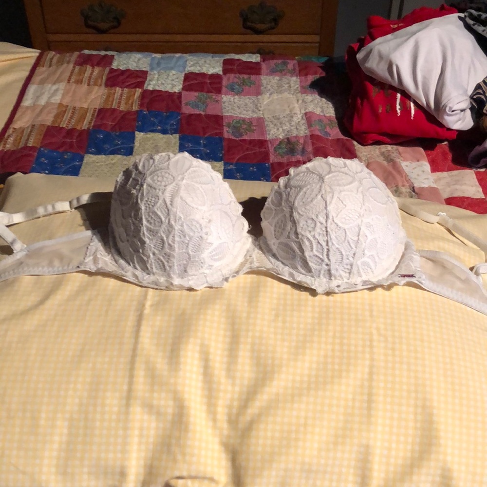 VICTORIA SECRET white bra, 32 D. New w/out tags.
